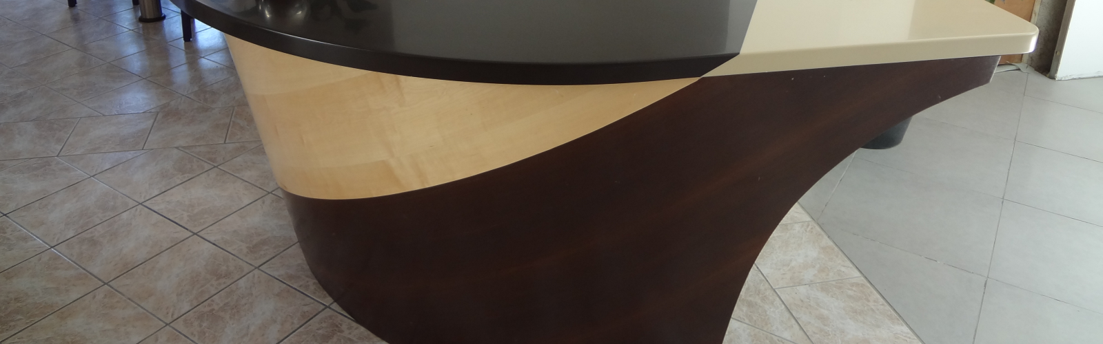 Bar avec comptoir en bois réalisé sur mesure par l'entreprise Chomette 31