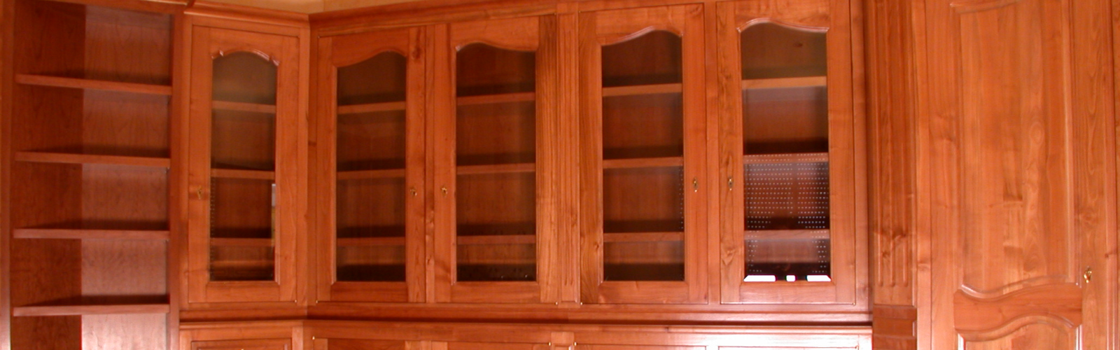 Bibliothèque en bois réalisée sur mesure par l'entreprise Chomette