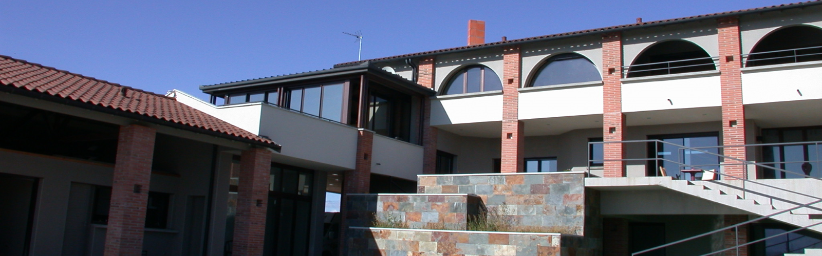 Pose de menuiseries alu portes, fenêtres, coulissants d'un bâtiment - Menuiserie Chomette