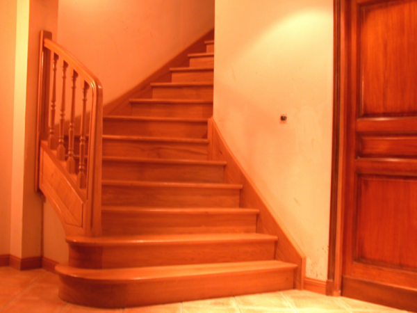 Escalier quart tournant - marches et rampe en bois de style traditionnel