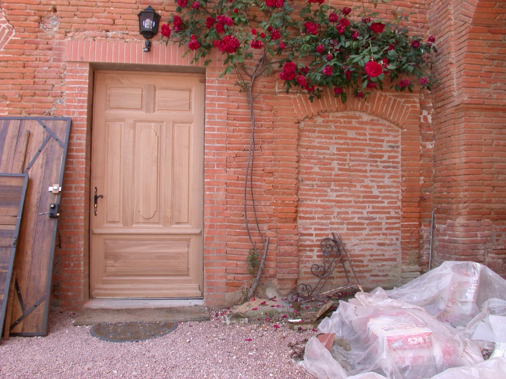Renovation porte en bois batiment ancien Toulouse realisation Menuiserie Chomette