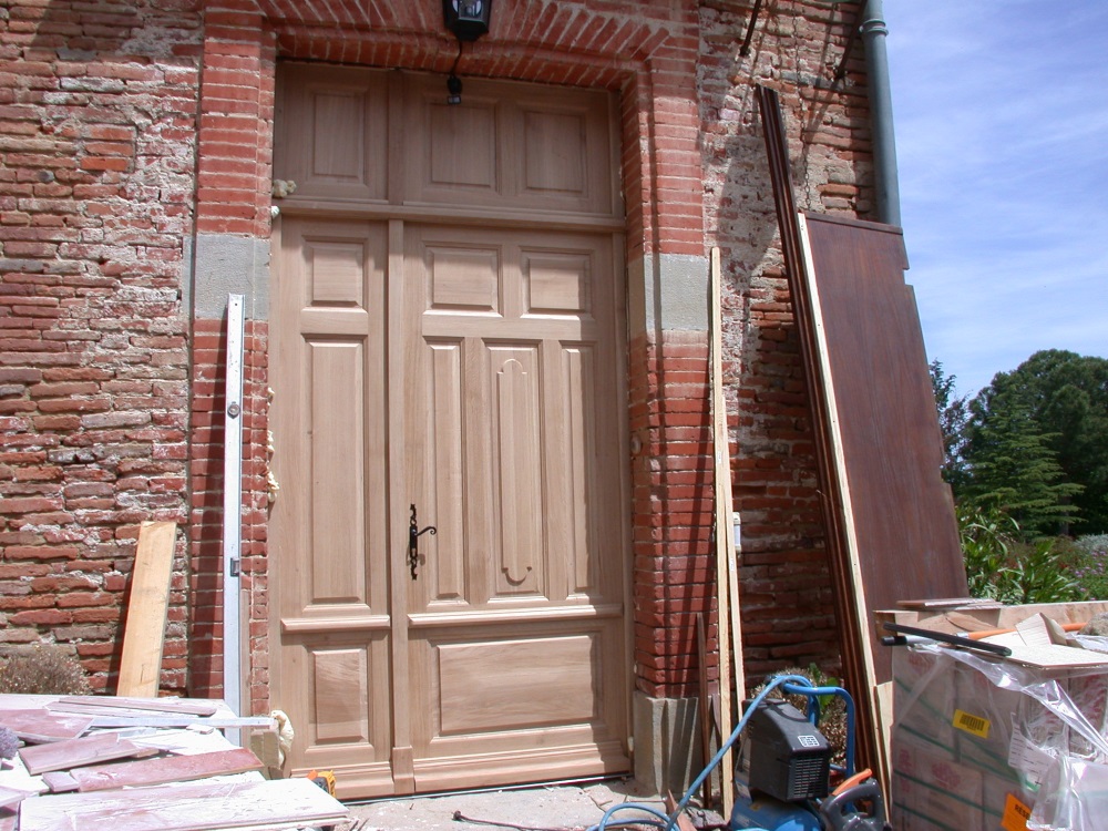 Renovation porte en bois batiment ancien realisation Menuiserie Chomette